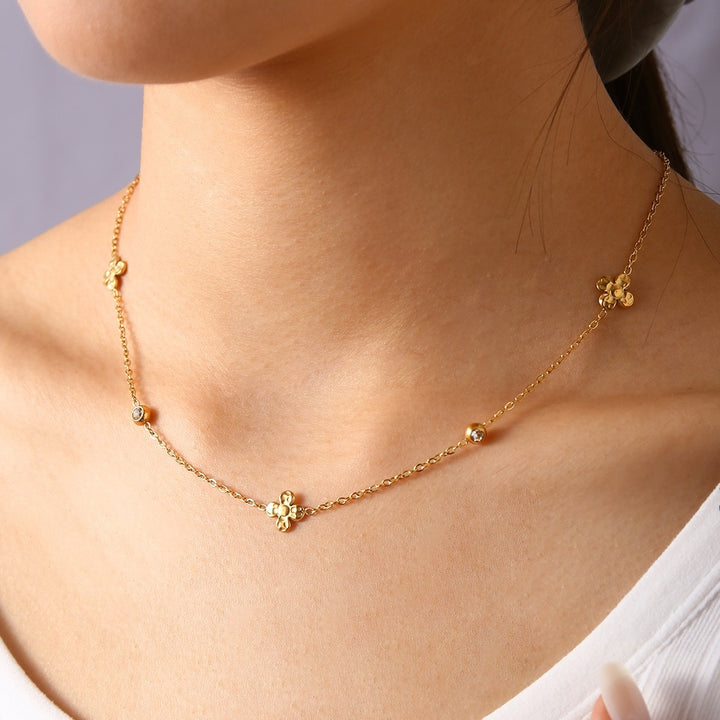 Daisy Flower Necklace – 18K Gold Plated