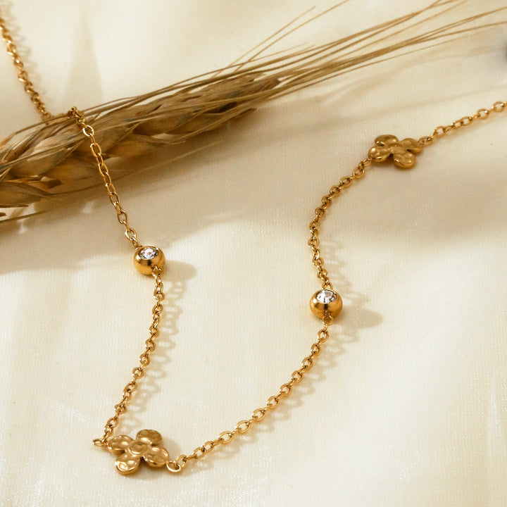 Daisy Flower Necklace – 18K Gold Plated