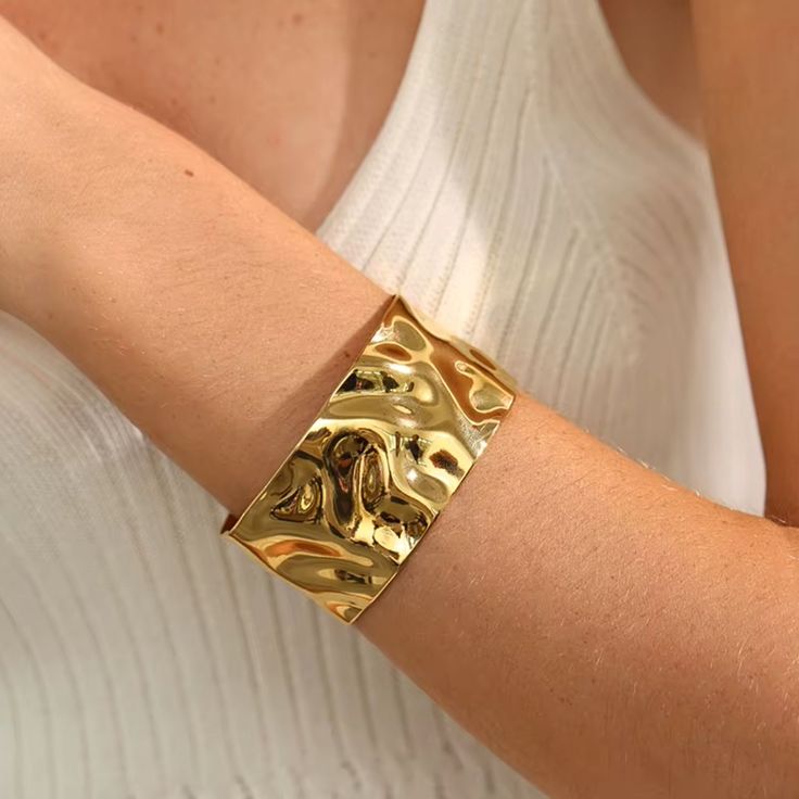Molten Luxe Textured Cuff – 18K Gold Plated