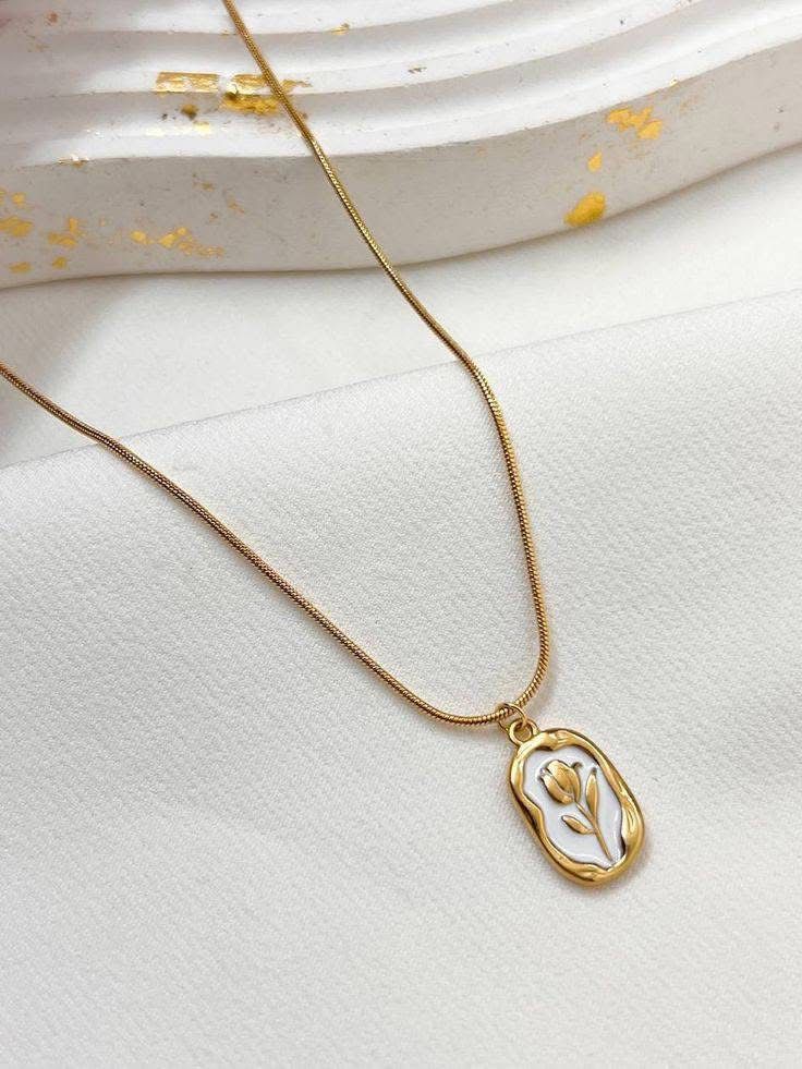 Acrylic Rose Pendant Necklace – 18K GOLD PLATED