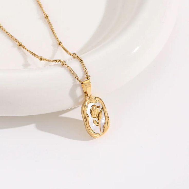 Acrylic Rose Pendant Necklace – 18K GOLD PLATED